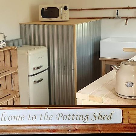 The Potting Shed Near Tenby, 100" Projector, Four Poster Bed, On-Site Hot Tub Access Via Spa Pack, Breakfast Extérieur photo