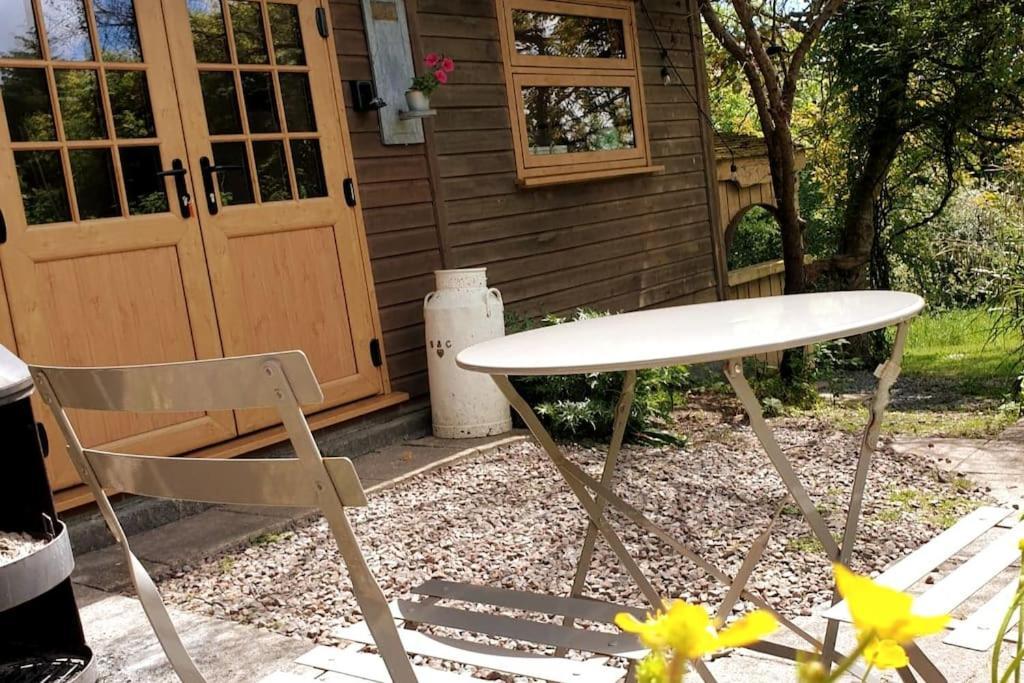 The Potting Shed Near Tenby, 100" Projector, Four Poster Bed, On-Site Hot Tub Access Via Spa Pack, Breakfast Extérieur photo