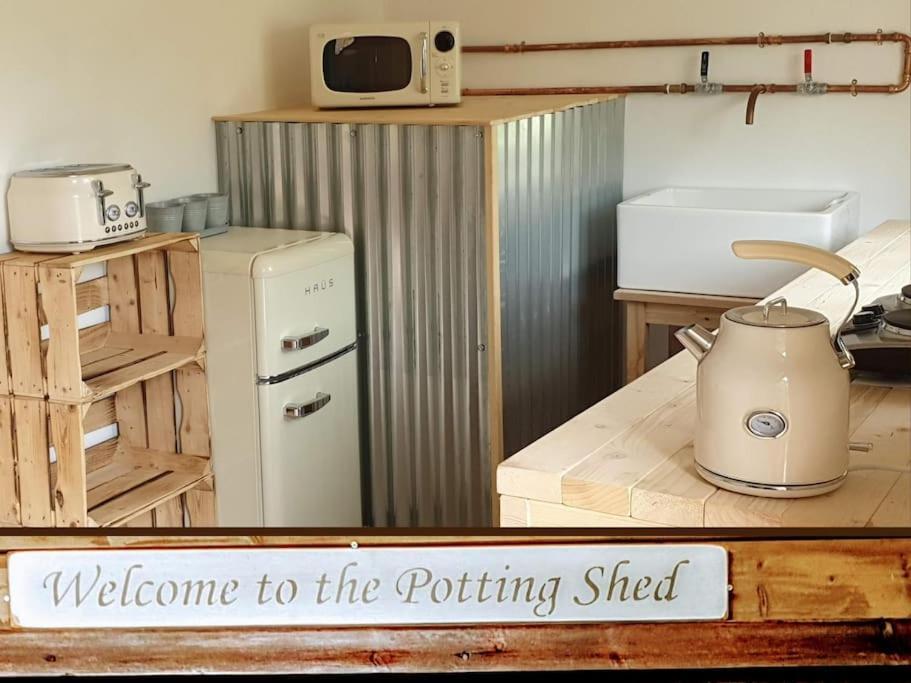 The Potting Shed Near Tenby, 100" Projector, Four Poster Bed, On-Site Hot Tub Access Via Spa Pack, Breakfast Extérieur photo