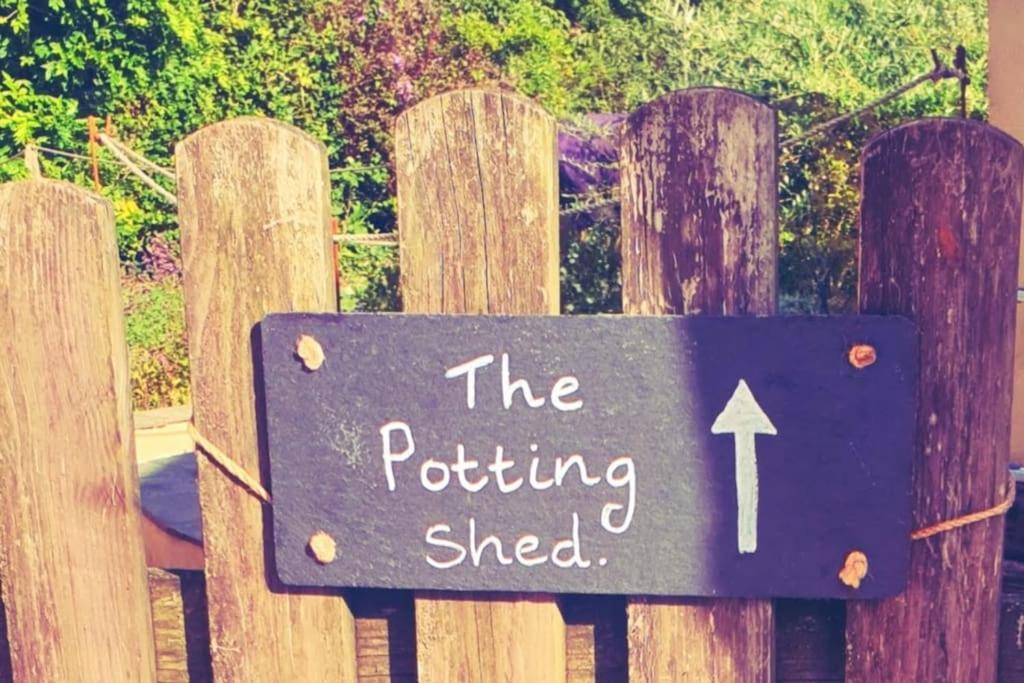 The Potting Shed Near Tenby, 100" Projector, Four Poster Bed, On-Site Hot Tub Access Via Spa Pack, Breakfast Extérieur photo