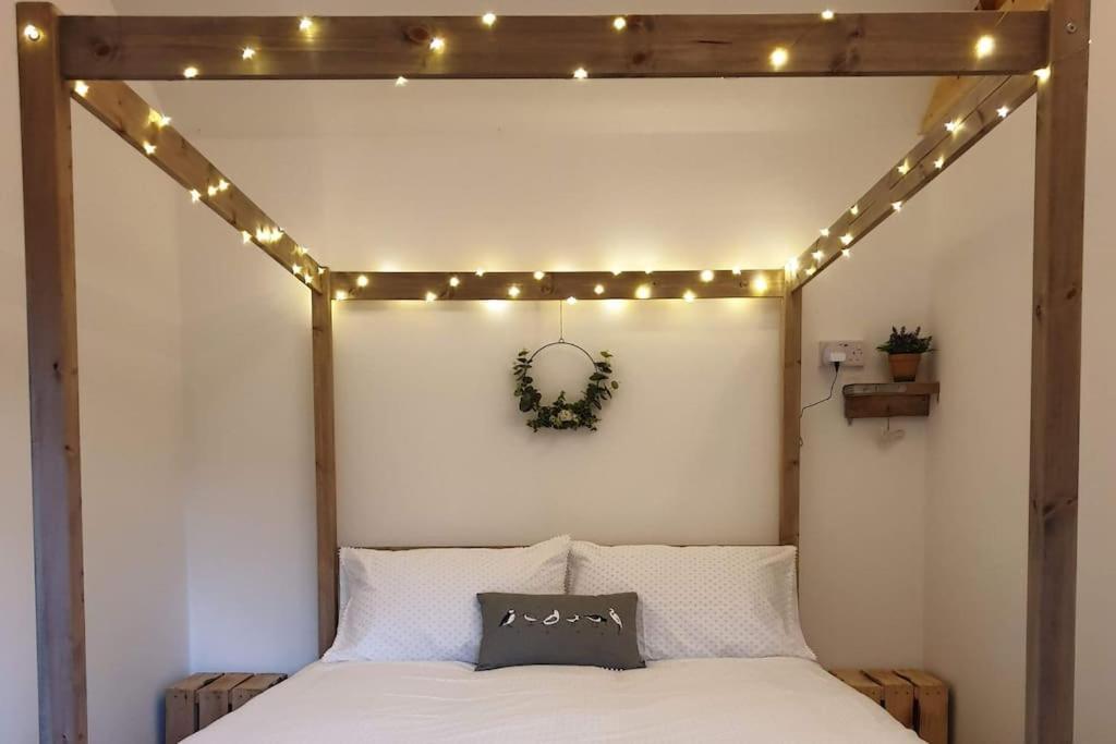 The Potting Shed Near Tenby, 100" Projector, Four Poster Bed, On-Site Hot Tub Access Via Spa Pack, Breakfast Extérieur photo